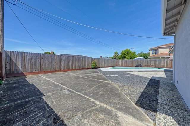 7284 Farm Dale Way, Sacramento, CA 95831
