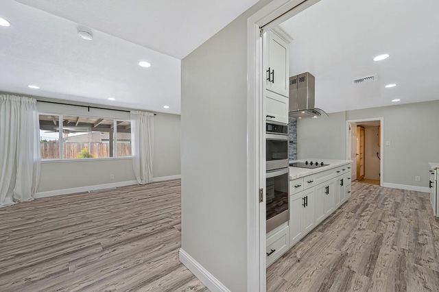 7284 Farm Dale Way, Sacramento, CA 95831