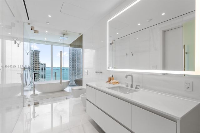 300 Biscayne Boulevard Way 2601E, Miami, FL 33131