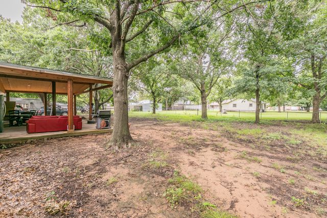 904 Sherman St, Tioga, TX 76271