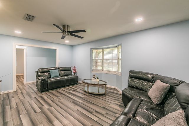 904 Sherman St, Tioga, TX 76271