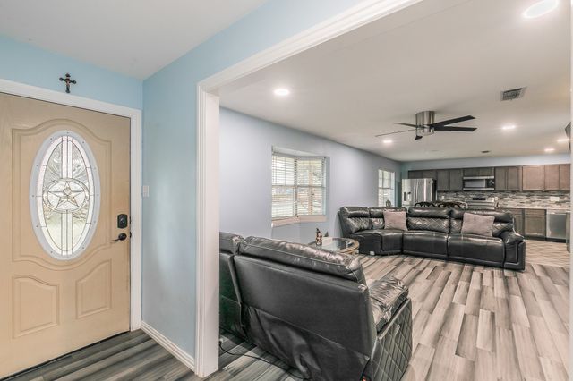 904 Sherman St, Tioga, TX 76271