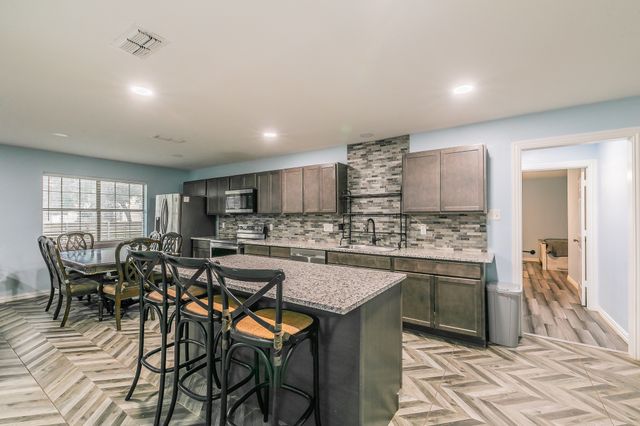 904 Sherman St, Tioga, TX 76271