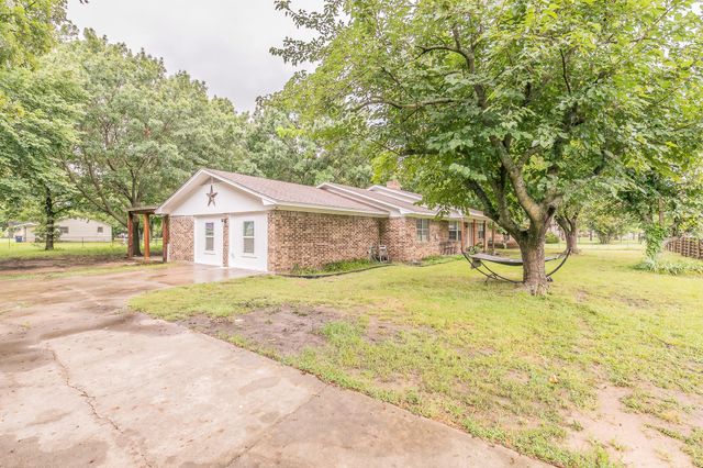 904 Sherman St, Tioga, TX 76271