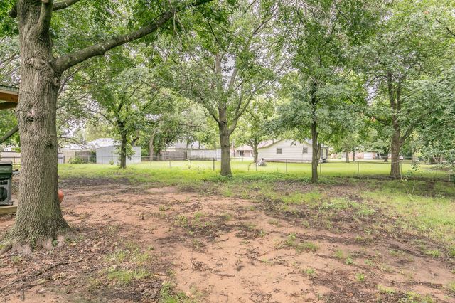 904 Sherman St, Tioga, TX 76271