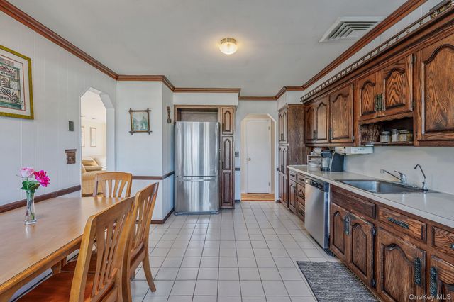 146 Awixa Avenue, Bay Shore, NY 11706