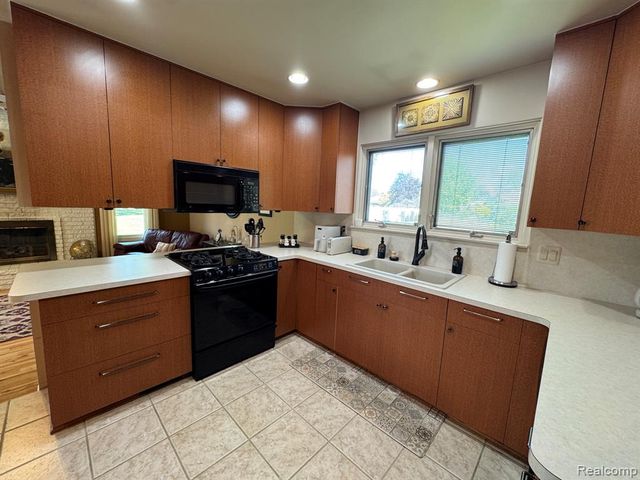18229 Ash Creek Drive, Macomb, MI 48044
