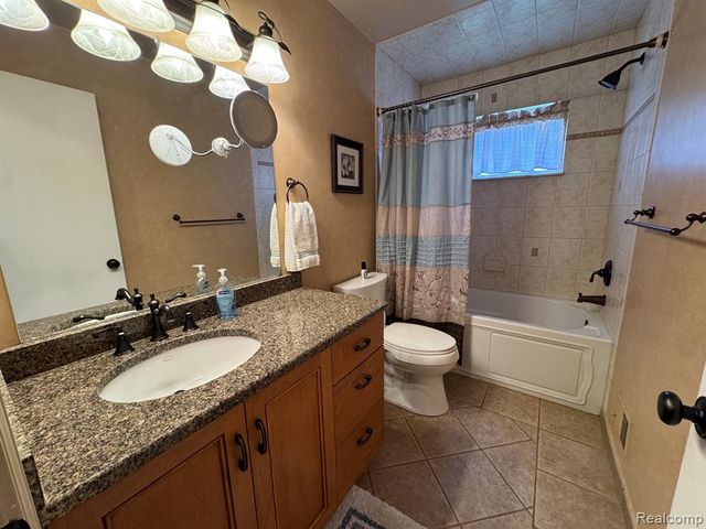 18229 Ash Creek Drive, Macomb, MI 48044