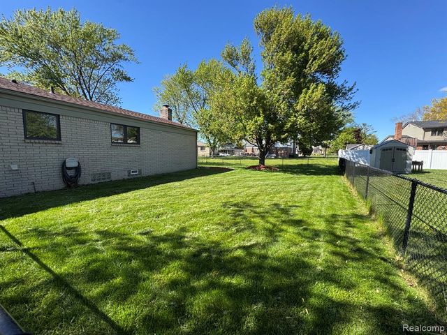 18229 Ash Creek Drive, Macomb, MI 48044