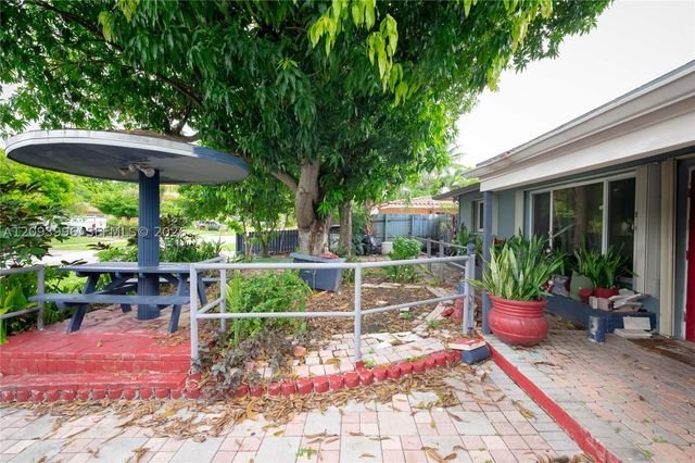 140 NE 17th Ct, Pompano Beach, FL 33060