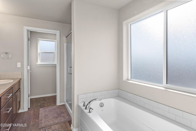 12 S 12th Street Loop, Selah, WA 98942