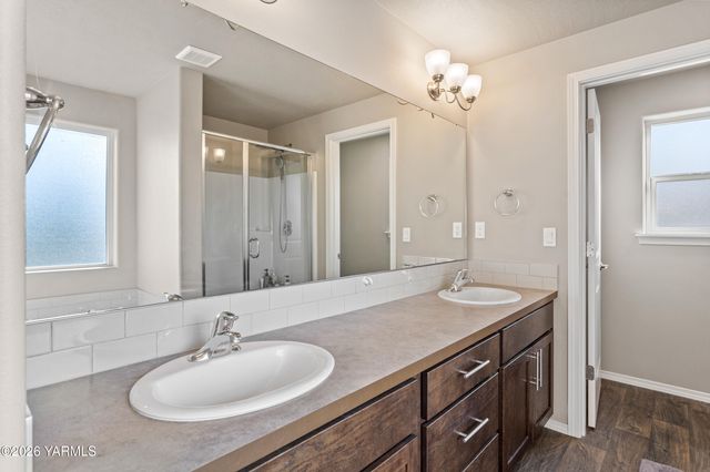 12 S 12th Street Loop, Selah, WA 98942