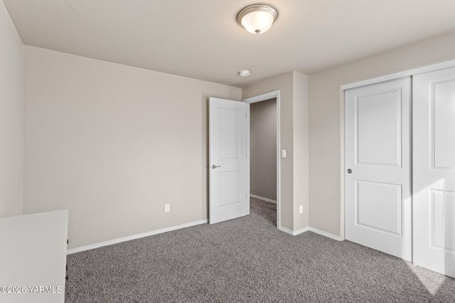 12 S 12th Street Loop, Selah, WA 98942