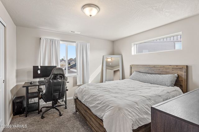 12 S 12th Street Loop, Selah, WA 98942