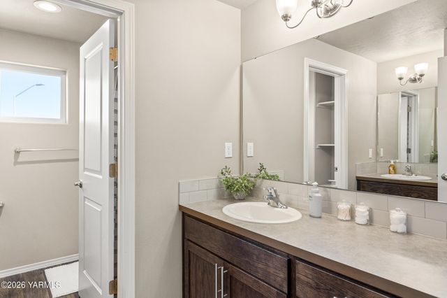 12 S 12th Street Loop, Selah, WA 98942