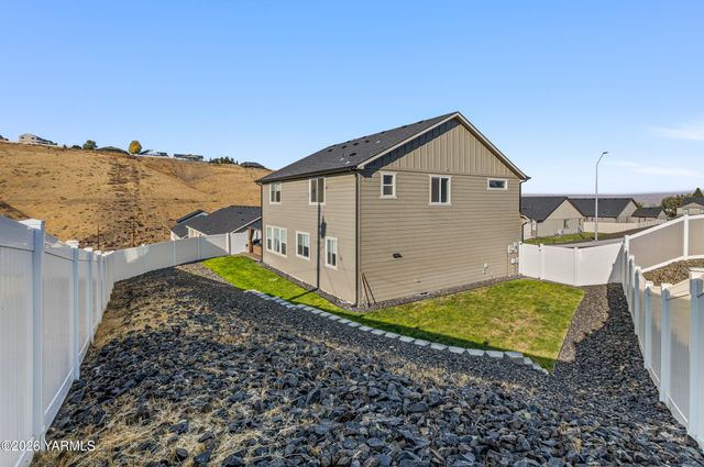 12 S 12th Street Loop, Selah, WA 98942