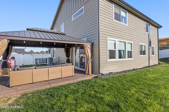 12 S 12th Street Loop, Selah, WA 98942