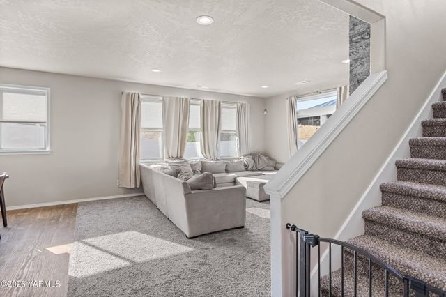 12 S 12th Street Loop, Selah, WA 98942