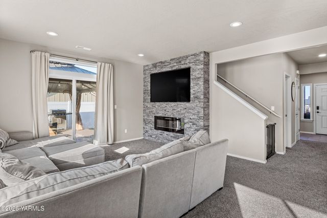 12 S 12th Street Loop, Selah, WA 98942