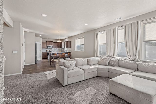 12 S 12th Street Loop, Selah, WA 98942