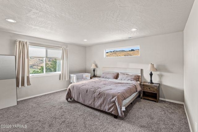 12 S 12th Street Loop, Selah, WA 98942