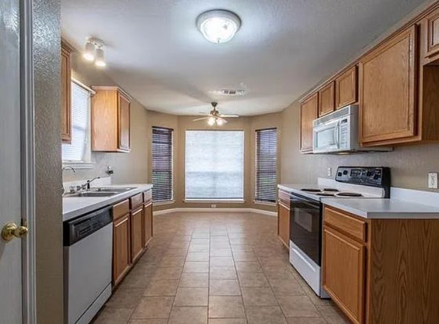 816 W Colony Drive, Arlington, TX 76001