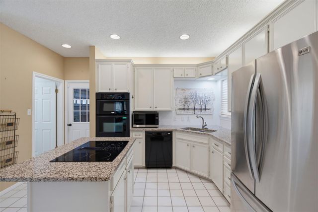 711 Brazos Ave, Rockdale, TX 76567