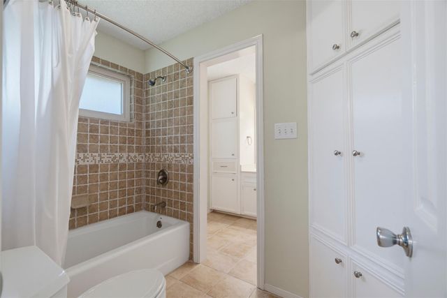711 Brazos Ave, Rockdale, TX 76567