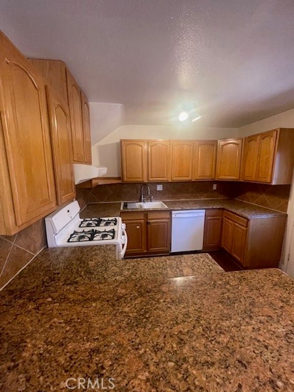 Image 10 of property listing at 17105 Roscoe 09, Northridge, CA 91325