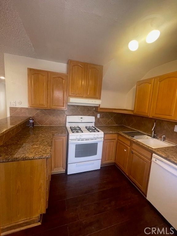 Image 11 of property listing at 17105 Roscoe 09, Northridge, CA 91325