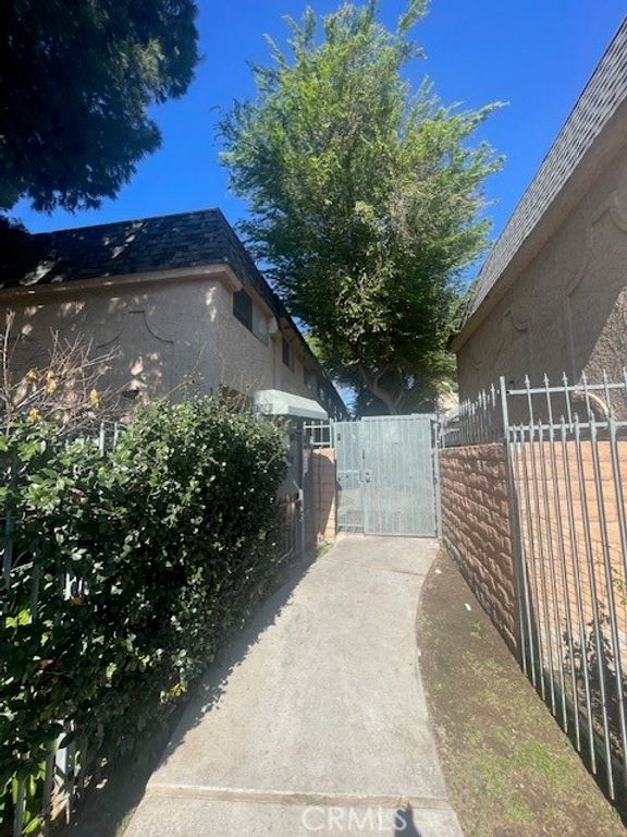 Image 2 of property listing at 17105 Roscoe 09, Northridge, CA 91325