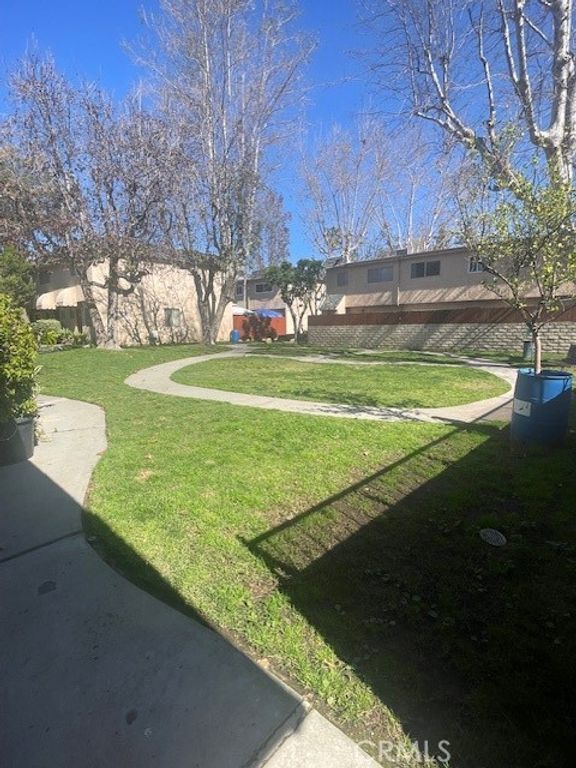 Image 5 of property listing at 17105 Roscoe 09, Northridge, CA 91325