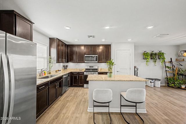 8037 W AGORA Lane, Phoenix, AZ 85043