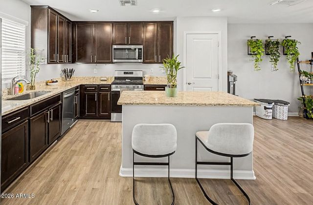 8037 W AGORA Lane, Phoenix, AZ 85043