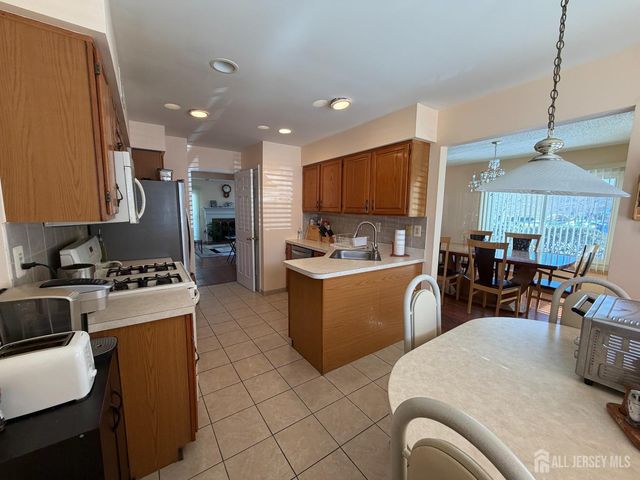 76 Regal Drive, South Brunswick, NJ 08852