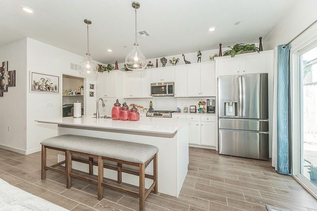 1039 Horizon Drive W, Madera, CA 93636