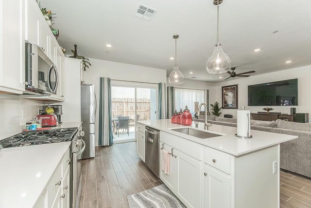 1039 Horizon Drive W, Madera, CA 93636