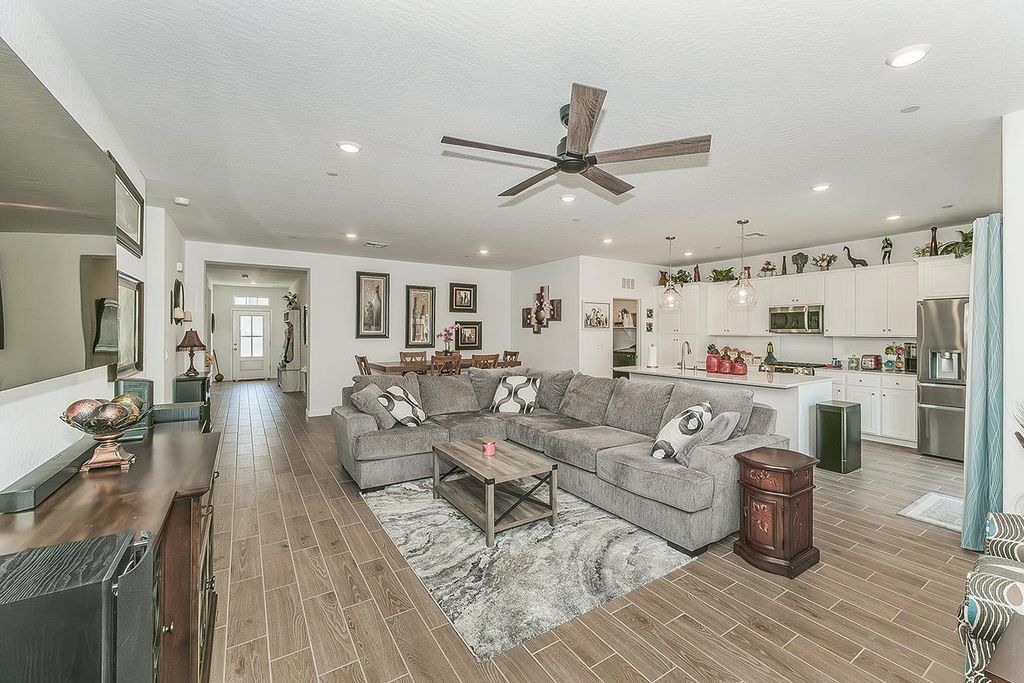 Image 10 of property listing at 1039 Horizon Drive W, Madera, CA 93636