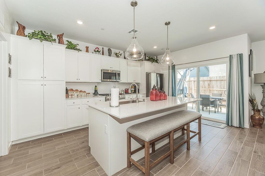 Image 12 of property listing at 1039 Horizon Drive W, Madera, CA 93636