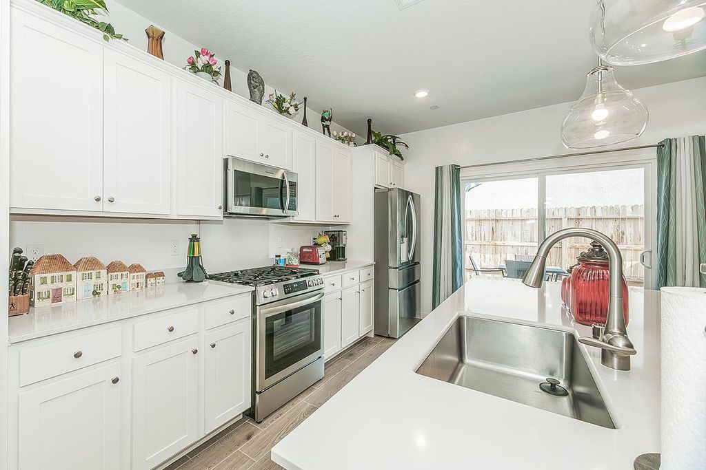 Image 13 of property listing at 1039 Horizon Drive W, Madera, CA 93636