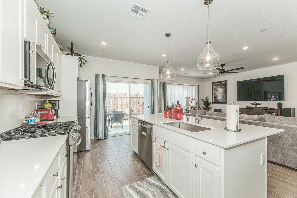 Image 14 of property listing at 1039 Horizon Drive W, Madera, CA 93636