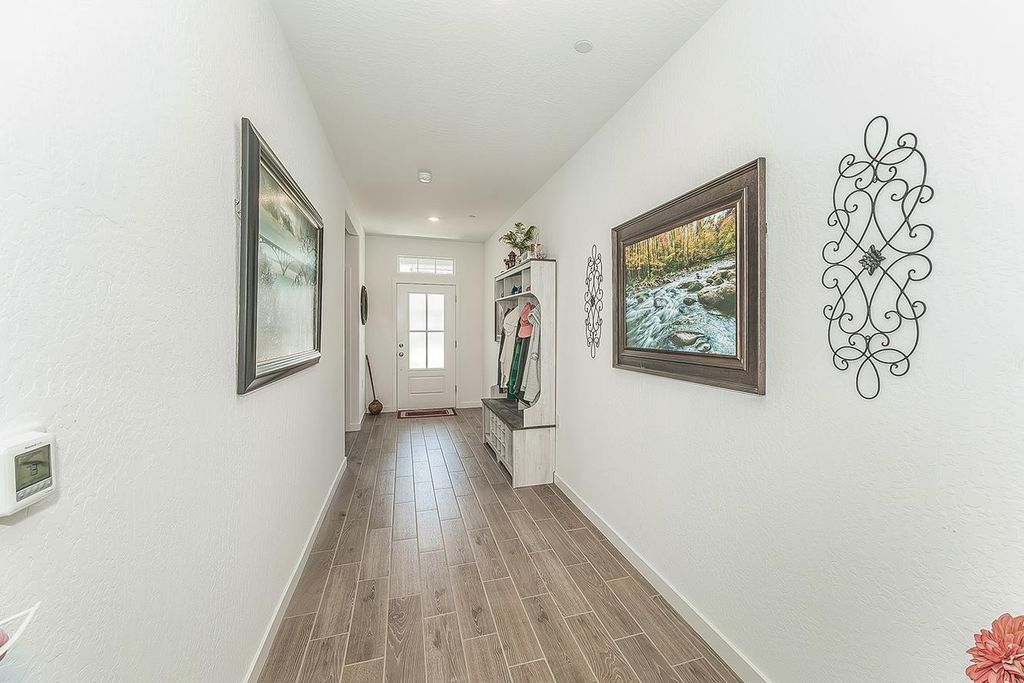 Image 4 of property listing at 1039 Horizon Drive W, Madera, CA 93636