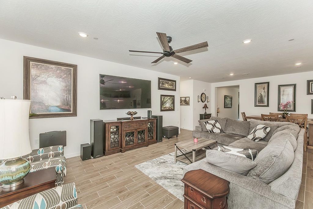 Image 9 of property listing at 1039 Horizon Drive W, Madera, CA 93636