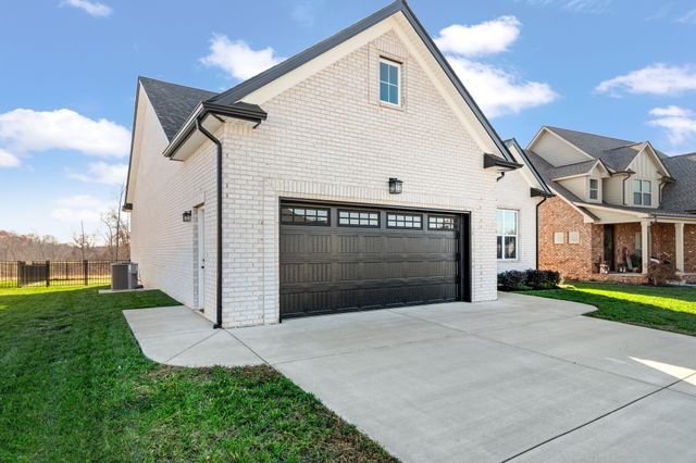 824 Brown Swiss Ct, Clarksville, TN 37043