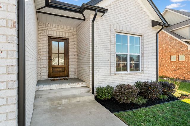 824 Brown Swiss Ct, Clarksville, TN 37043