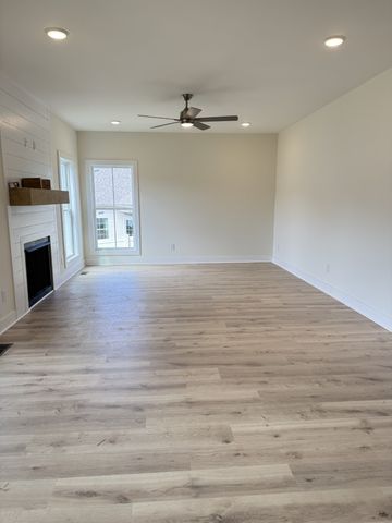 692 Eva Agnes Ave, Clarksville, TN 37042