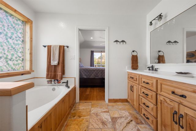 8 Deer Ridge RD, Wimberley, TX 78676
