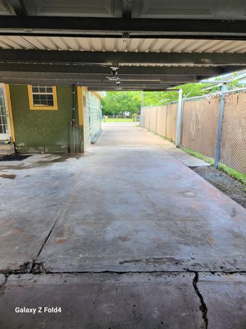 1806 N Avenue S, Freeport, TX 77541