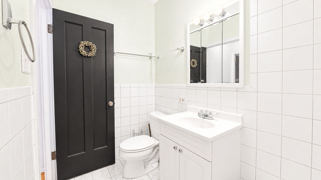 2208 W Winnemac Avenue APT2, Chicago, IL 60625
