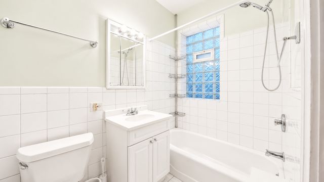 2208 W Winnemac Avenue APT2, Chicago, IL 60625
